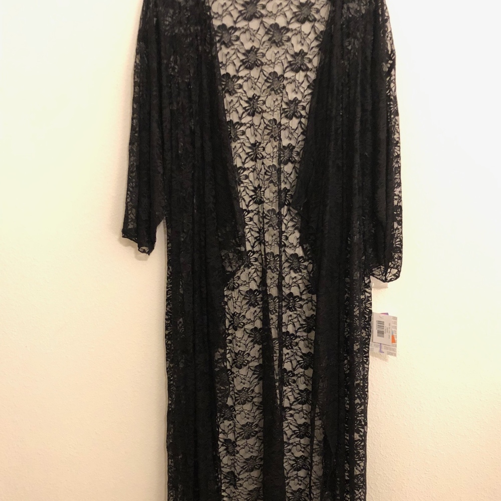 Black lace Shirley